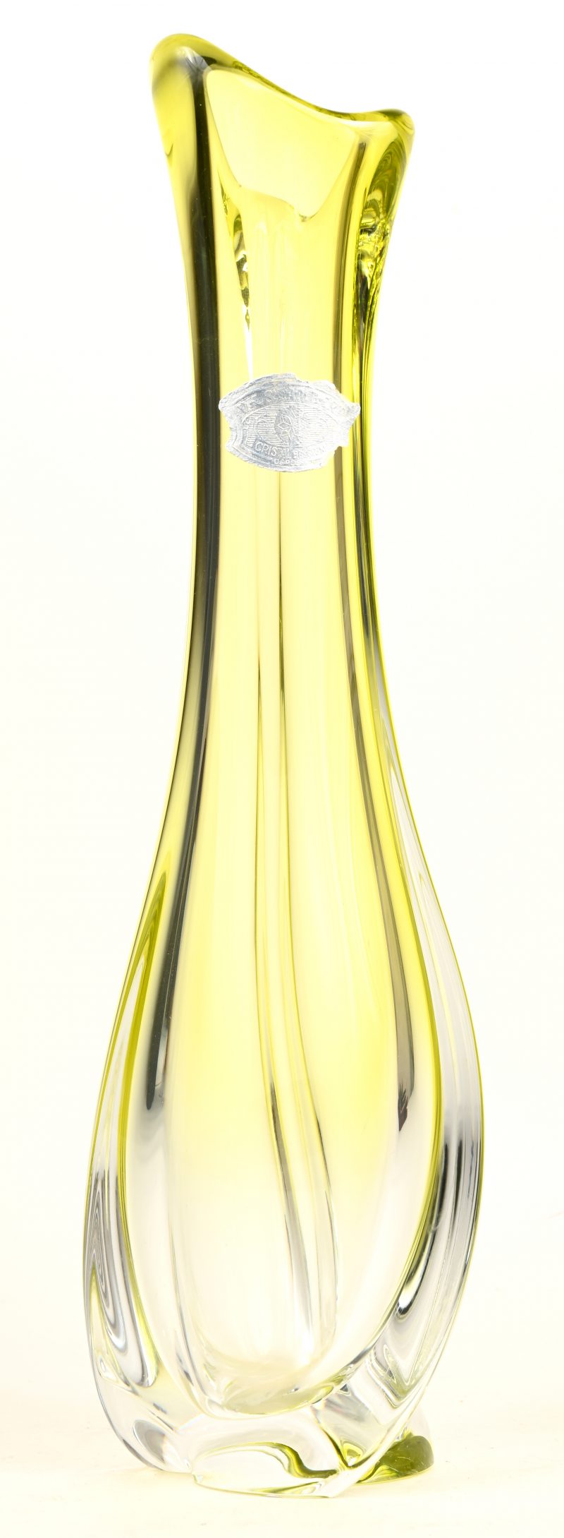 Een moderne vaas van kristal, deels geel gekleurd in de massa. Gemerkt met label.