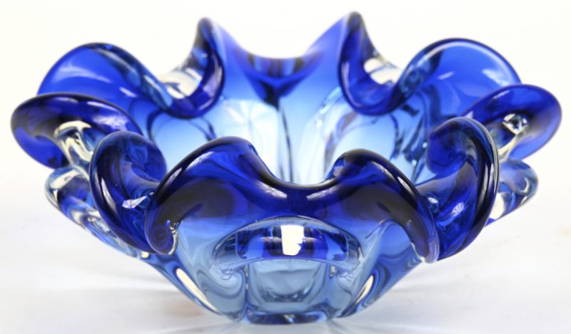Schaaltje van blauw Boheems glas.