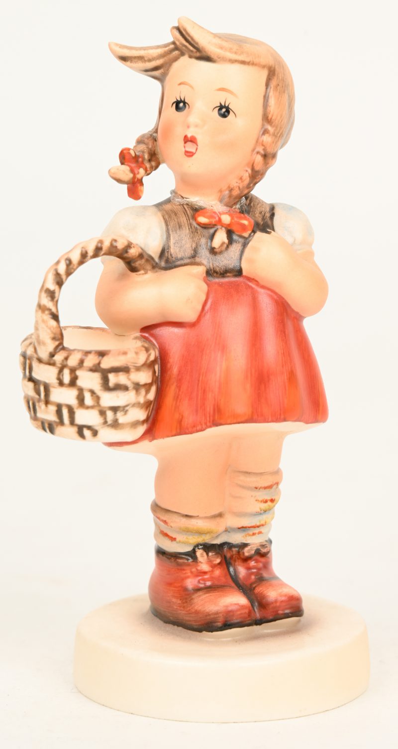 “Gretel”. Een beeldje van meerkleurig biscuit, ontworpen door Maria Innocentia Hummel. Onderaan gemerkt en genummerd 96.