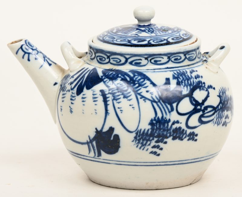Een theepotje van blauw en wit Chinees porselein, binnenin met filter. Minuscuul schilfertje aan de tuit. XIXe eeuw.