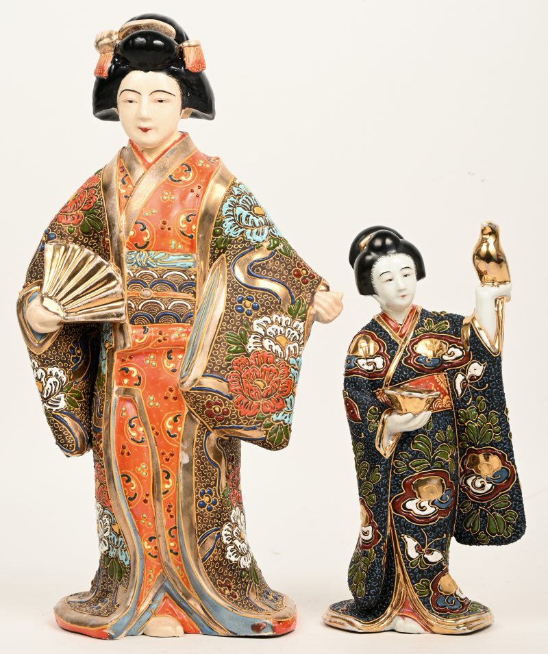 Twee geisha’s van veelkleurig Japans porselein.