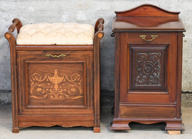 Twee meubeltjes met klapblad voor aanmaakhout en/of papier. Omstreeks 1900. Eén als zitbankje met kussen.