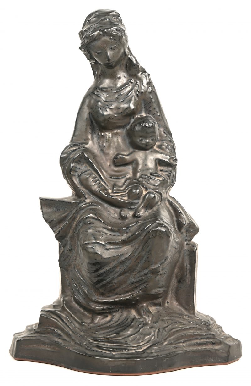 Een zwartgepatineerd terra cotta beeld van een Madonna met Kind. Onderaan gesigneerd. Achterkant onderaan gebarsten.