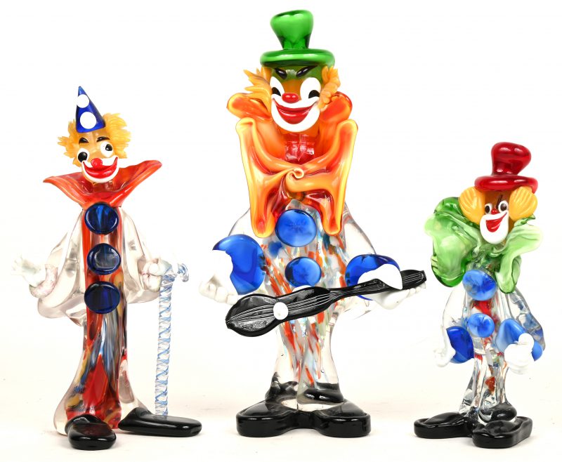Een lot van drie murano clowns.