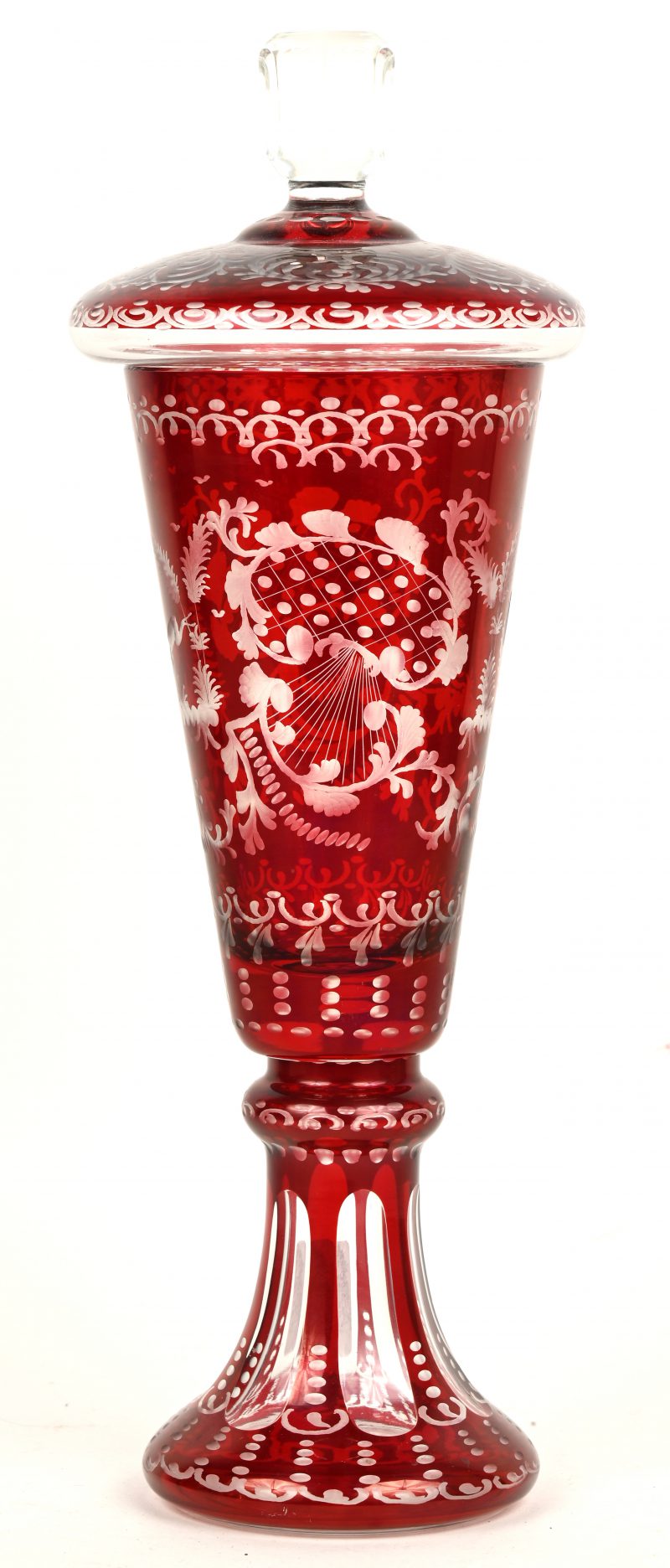 Een deksel vaas van geslepen boheems kristal, met decor van herten en hoenderen, rood in de massa. Minieme schilfer aan de binnenrand van het deksel.