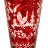 Een deksel vaas van geslepen boheems kristal, met decor van herten en hoenderen, rood in de massa. Minieme schilfer aan de binnenrand van het deksel.