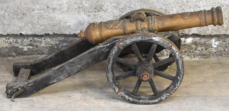 Een klein bronzen kanon met houten vervoer met twee wielen. Draagt datum ‘1651’ en restanten van een wapenschild.