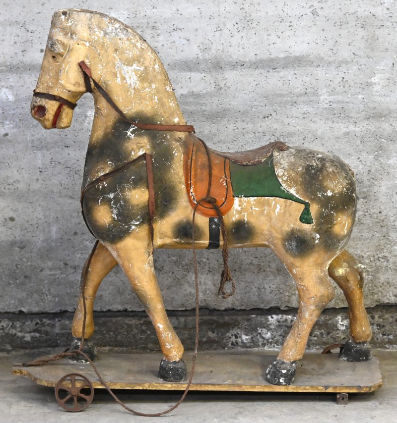 Een houten speelpaard met sporen van polychromie. Vermoedelijk vroeg 20ste eeuw.