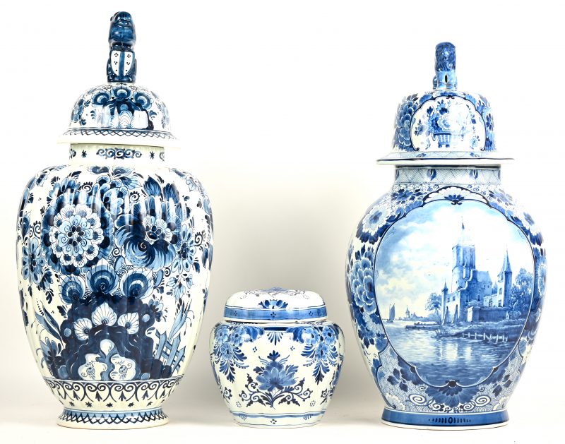 Lot van 3 Delft deksel vazen, blauw wit, 2 grote en 1 kleine, gemarkeerd Delft 1936
