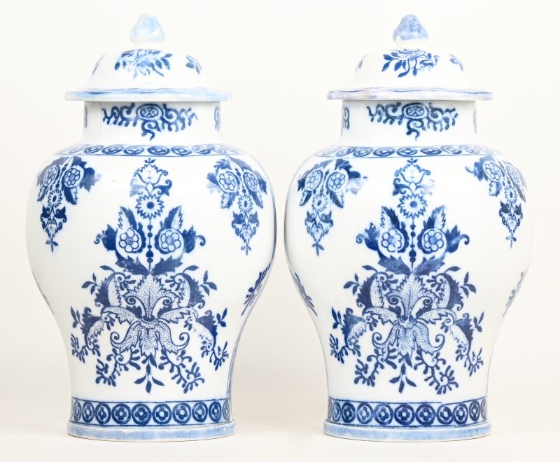 Lot van 2 vazen, blauw wit,  opschrift onderaan Petrus Regout & Co, Made in Holland, Maastricht