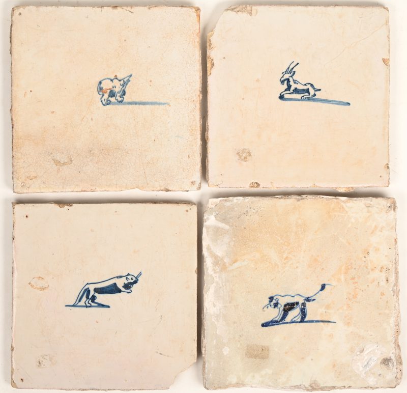lot van 4 blauw witte tegels, met dierlijke figuren afgebeeld, geschat 18e-19e eeuws