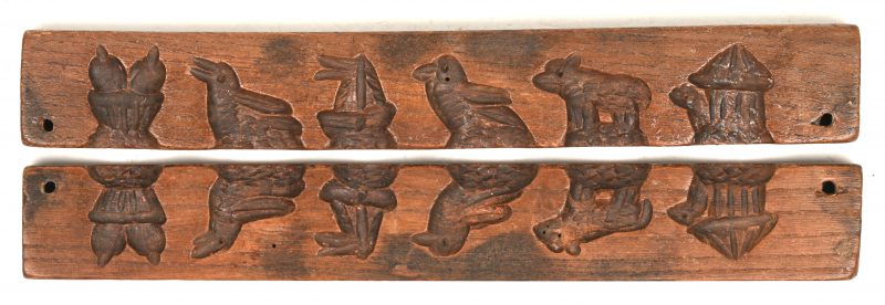 Mal van 2 houten plankjes met dierlijke figuren afgebeeld