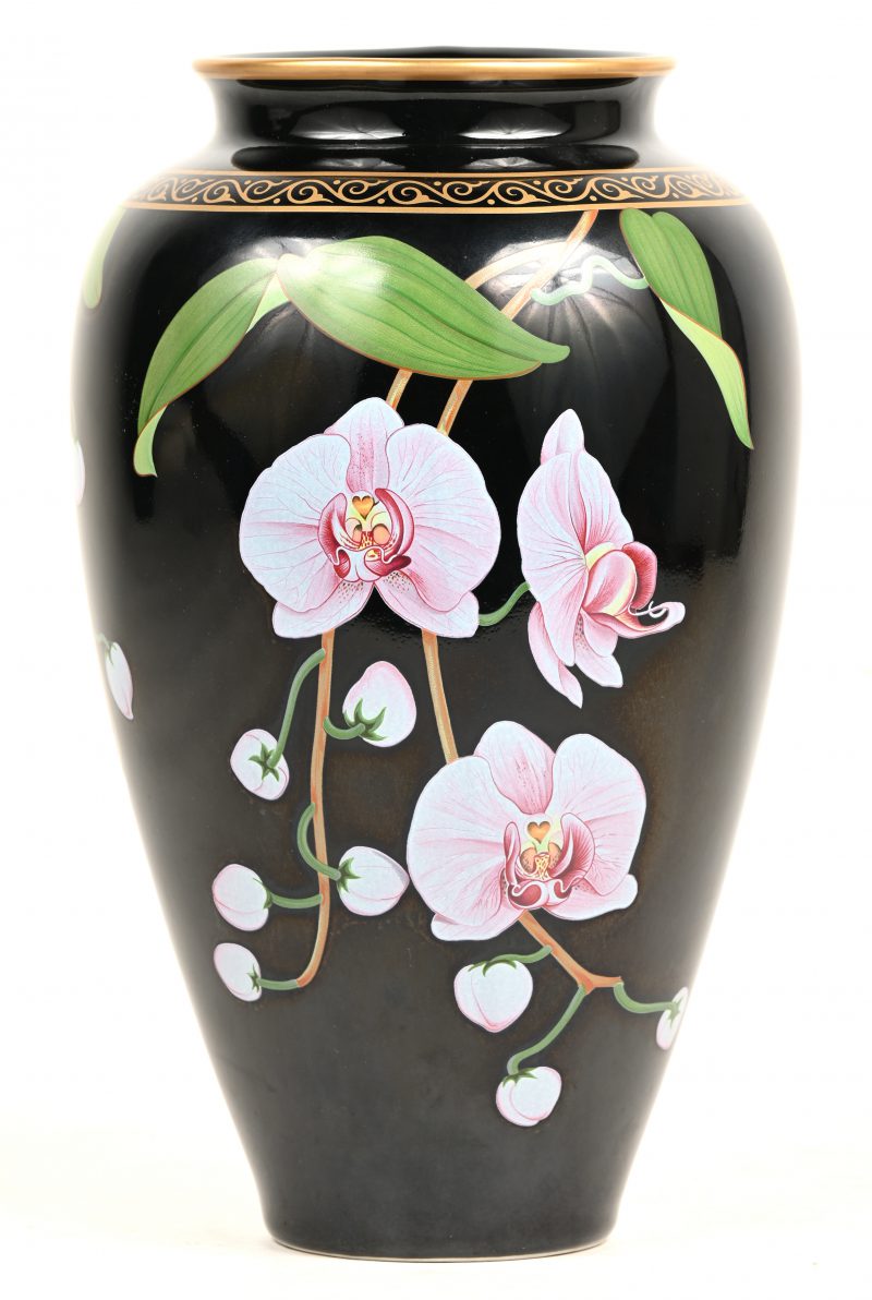 Een zwarte porseleinen vaas met bloemdecor. Gemerkt Franklin Mint. ‘The Vase of the Fragrant Orchid. By Makoto Miyagi.’ Gedateerd 1987.