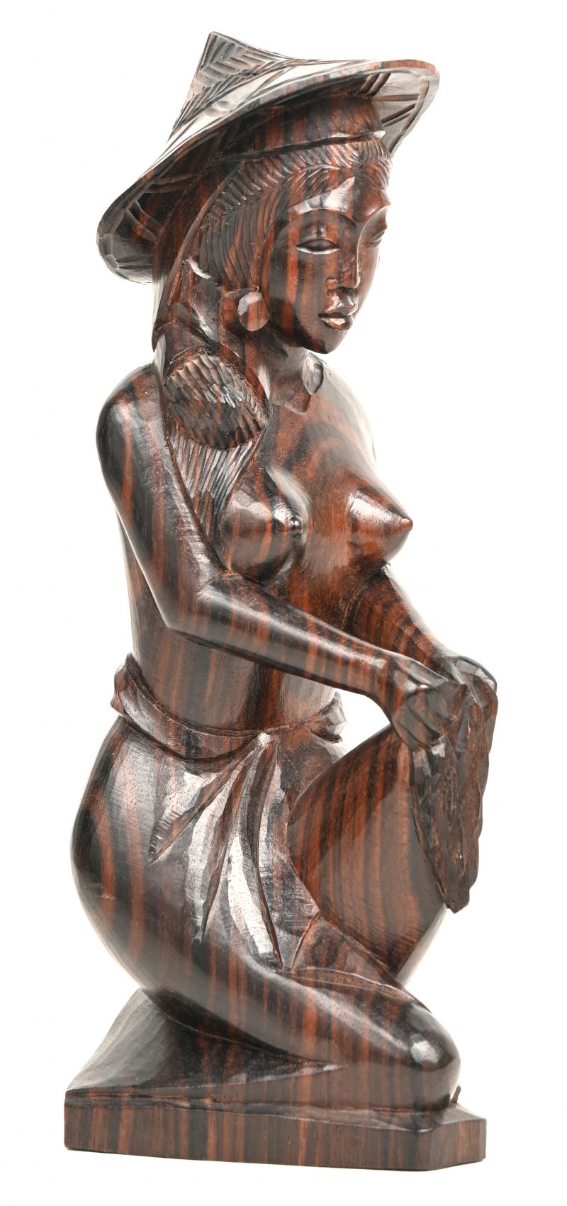 Een gesculpteerd houten beeld van een Aziatische vrouw.