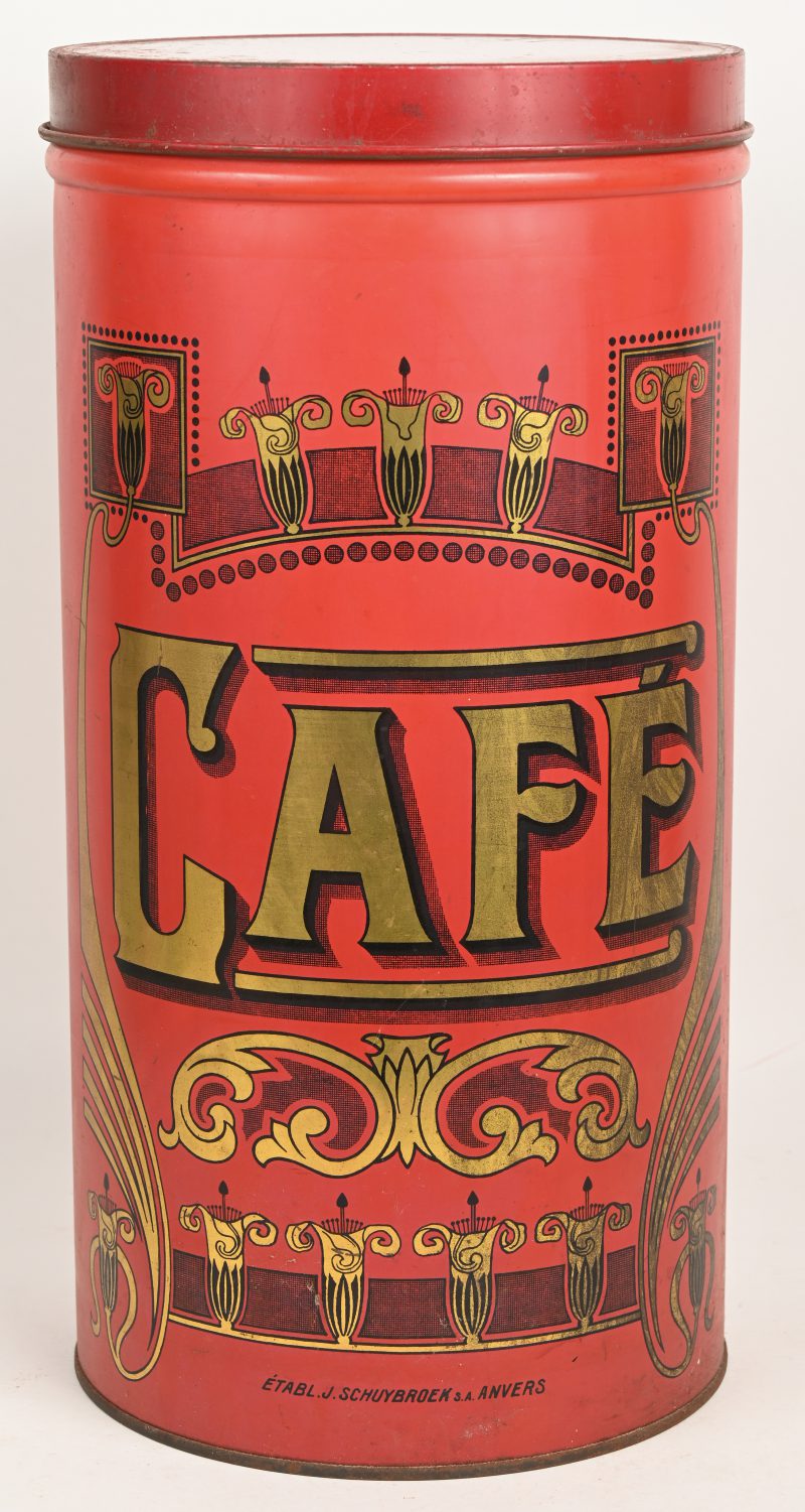 Een groot cilindervormig koffieblik, met Art Deco opschrift “Café”. Rood, zwart en goud kleuren. Vervaardigd door “Établ. J. Schuybroek s.a. Anvers”
