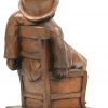 Een bronzen, gesculptuurd beeldje van een dronkaard op stoel met opschrift vooraan “OP-SIGNOOR!!”. Achteraan “K. Denckens 1943”, vermoedelijk aandenken, gericht aan Koninklijke Postzegelkring Karel Denckens Mechelen, gesigneerd door “G Hendrickx Ciseleur”.