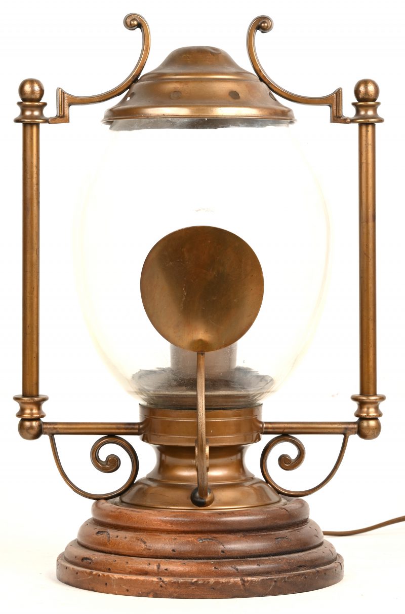 koperen lamp op houten voet