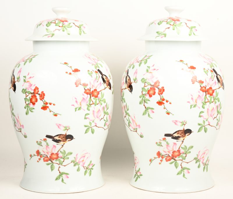 lot van 2 Italiaans porseleinen vazen met deksel, gemarkeerd onderaan Sona Verona, Made in Italy, vogels met bloem en tak deco