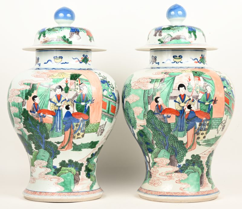 Een paar dekselvazen van Chinees porselein met een famille verte decor van personages. Medio XXste eeuw.