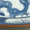 Zes borden van Chinees porselein met een blauw en wit decor, waarvan vijf een serie vormen met een huis en een paradijsvogel als decor. Medio XXste eeuw. Eén randschilfer.
