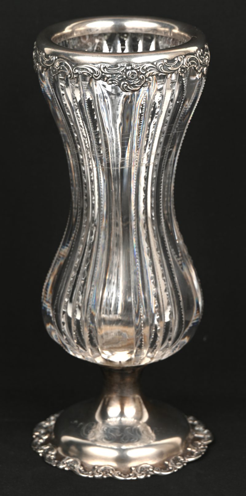 Een kleurloos kristallen vaas met sterling zilveren voet en rand. Onderaan gemerkt.
