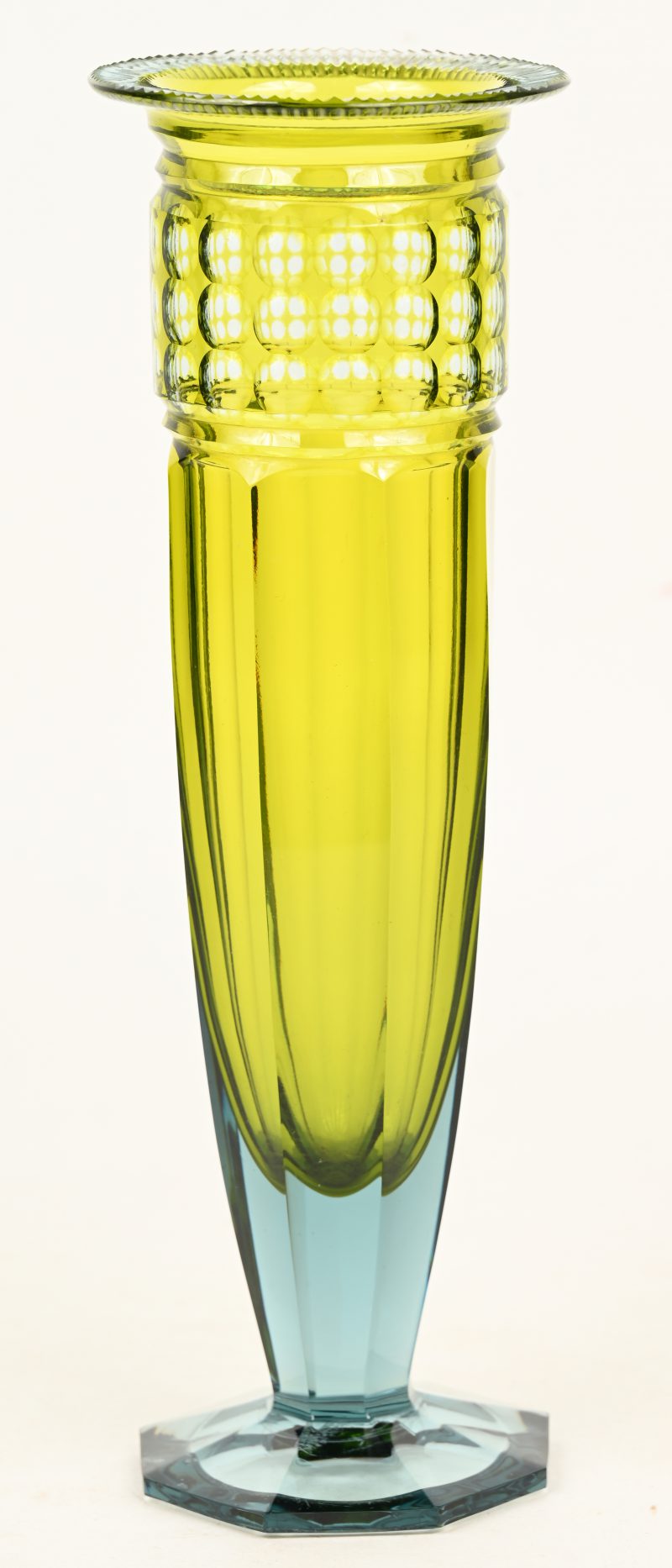 Vaas van invers geslepen kristal olijfkleurig in de massa met blauwe overgang naar de voet. Art deco periode. Model Fragnée.