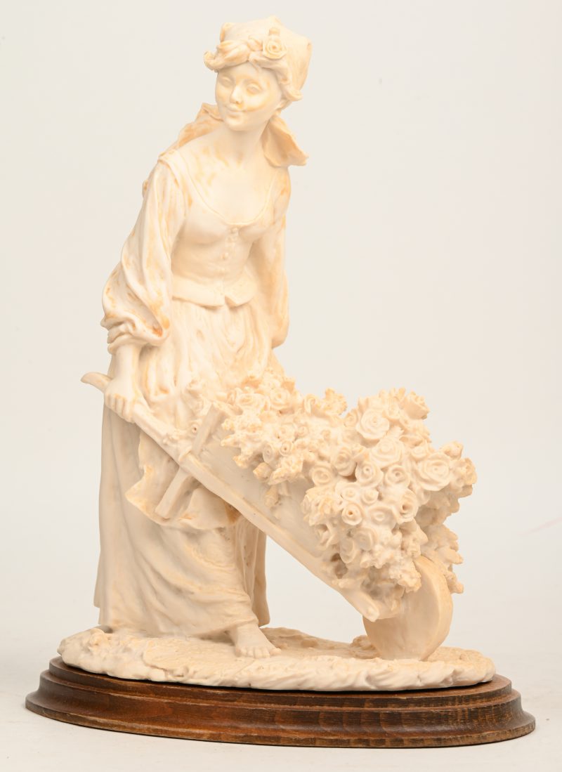 Kunststoffen beeldje, naar Giuseppe Armani, meisje met kruiwagen met rozen, gesigneerd