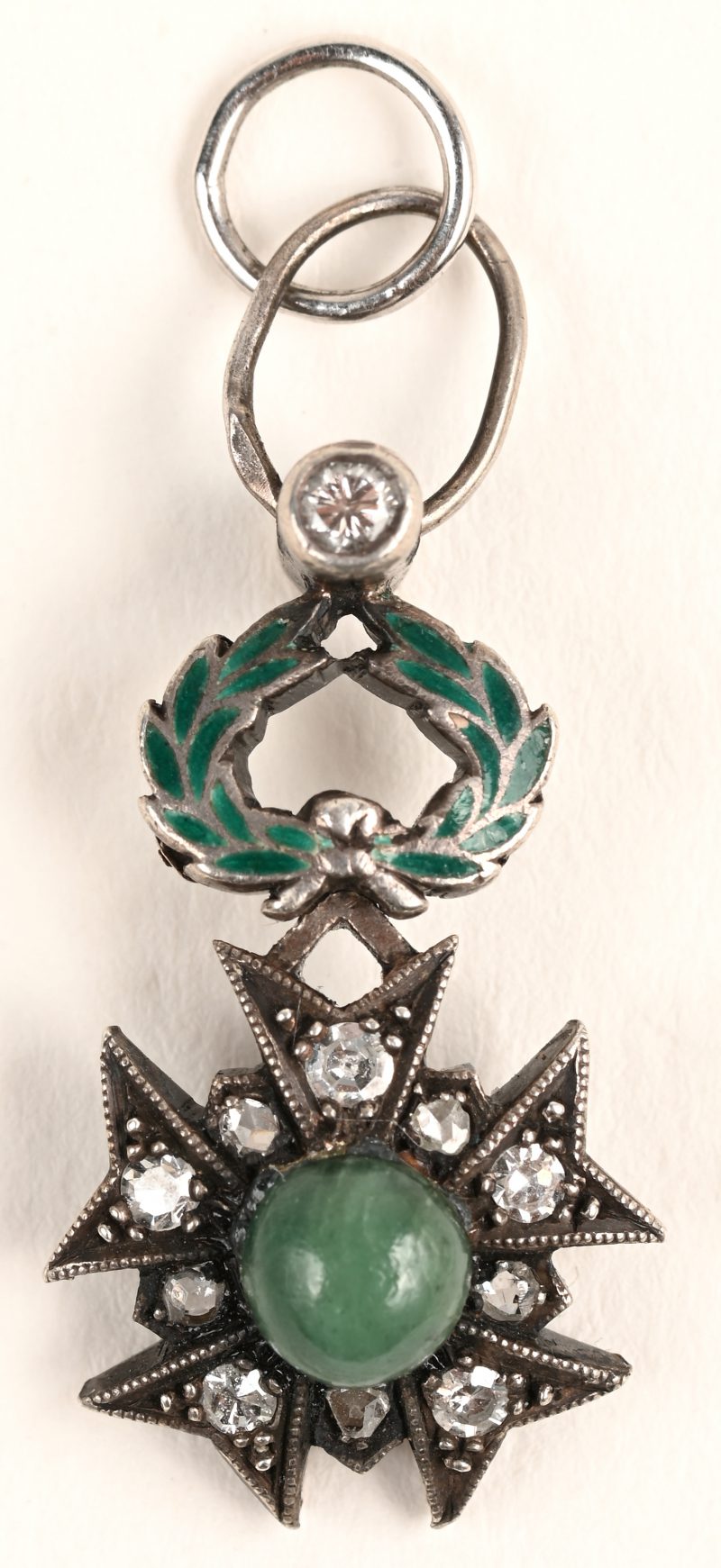 Een 18 karaats geelgouden hanger bezet met jade en briljanten in zilver gezet met een gezamenlijk gewicht van +-  0,15 ct. en email.
