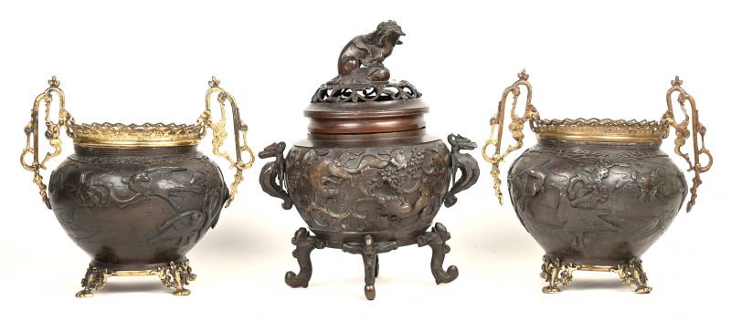 Een set van twee zamakken cache-pots met decor van draken en vogels, met koperen rand, poten en oren. Met een bronzen Koro met draken en fo-hond.