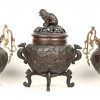 Een set van twee zamakken cache-pots met decor van draken en vogels, met koperen rand, poten en oren. Met een bronzen Koro met draken en fo-hond.