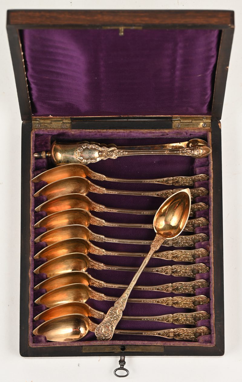 Een set vermeille zilveren koffielepels met suikertang met Franse keuren met makersmerk. In ebbenhouten etui, 19de eeuws.