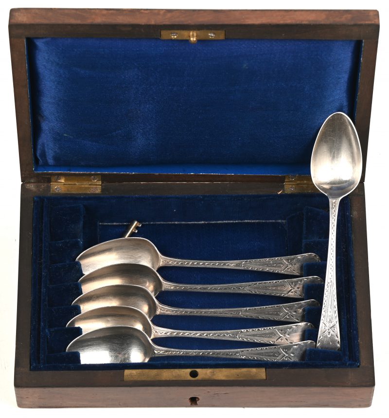 Een set van zes zilveren Engelse lepels. In etui. 19de eeuws.
