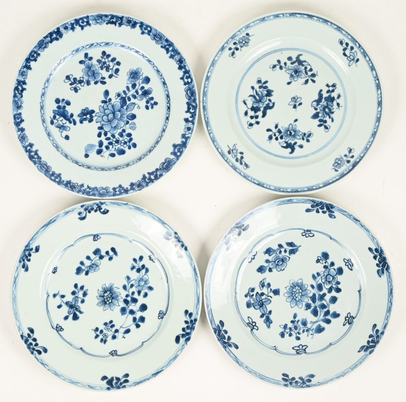 Een lot van vier Chinees porseleinen borden met blauw en wit decor