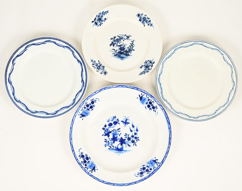 lot van 4 Doornikse borden, blauw wit, divers design, waarvan 3 19e eeuw, 1 18e eeuw gemerkt,