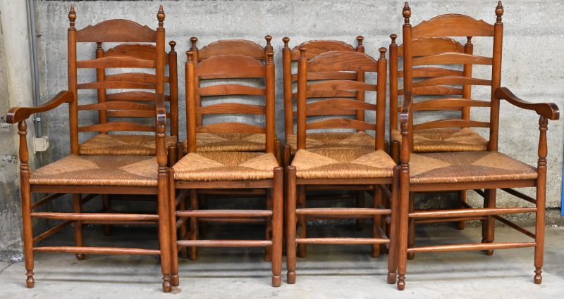Een lot van 8 houten stoelen met biezen zitting, waarvan 2 met armleuning en hogere rug.