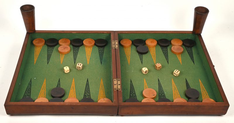 Een houten backgammon speelkist met vilten bekleding binnenin. Aanwezig twee lederen dobbelpotjes, 5 dobbelstenen en 2x 15 “Checkers”.