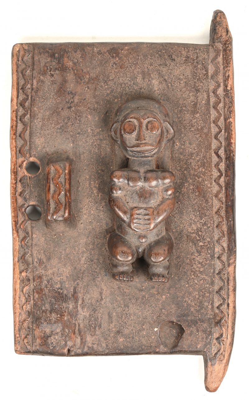 Deurtje in gesculpteerd hout, in relief gesierd met een figuur, Fang, Gabon