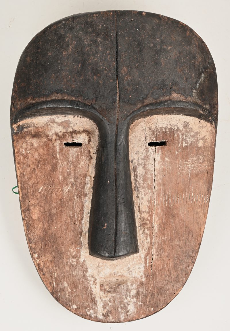 Masker in gesculpteerd hout met resten van beschildering, Fang, Gabon