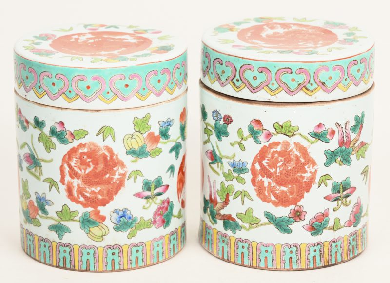 Paar cilindervormige deskselpotten, Chinees porselein, decor met bloemen, perziken en draken