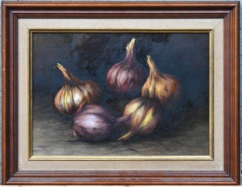“Lookbollen”, schilderij olieverf op paneel, met afgebeeld 5 lookbollen, gesigneerd onderaan “Joh Janssens”.