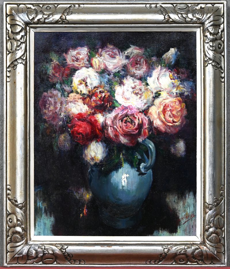 “Boeket in vaas”, schilderij olieverf op doek, afgebeeld stilleven boeket rozen in vaas, onsleesbaar gesigneerd onderaan.