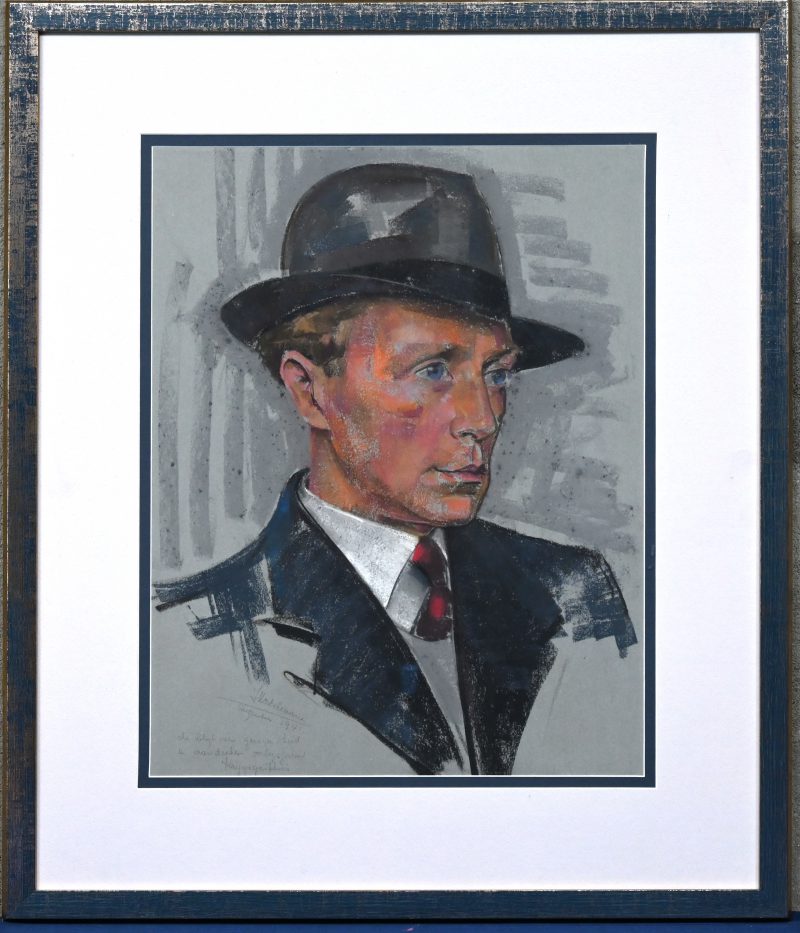 “Portret van man met hoed”, pastel op papier, afgebeeld portret van man met hoed en kostuum, gesigneerd onderaan “F Mortelmans, augustus 1941” bijschrift “als blijk van genegenheid en oorlogsjaren Krijgsgasthuis”.