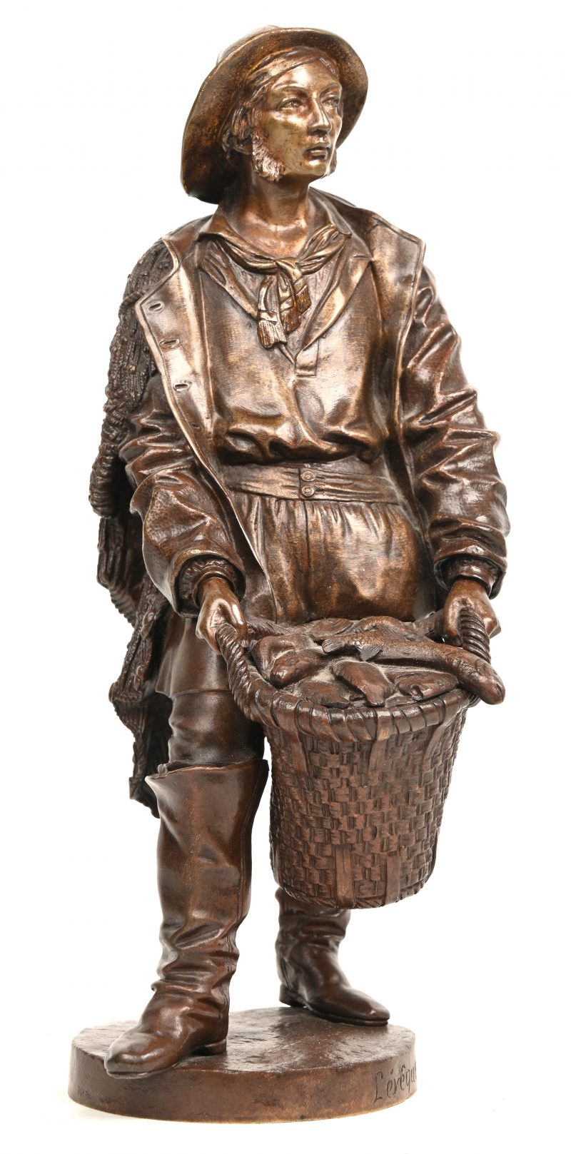“Le Pêcheur” gepatineerde bronzen sculptuur met voorstelling van visser met vismand, gesigneerd onderaan op voet “Lévêque”.