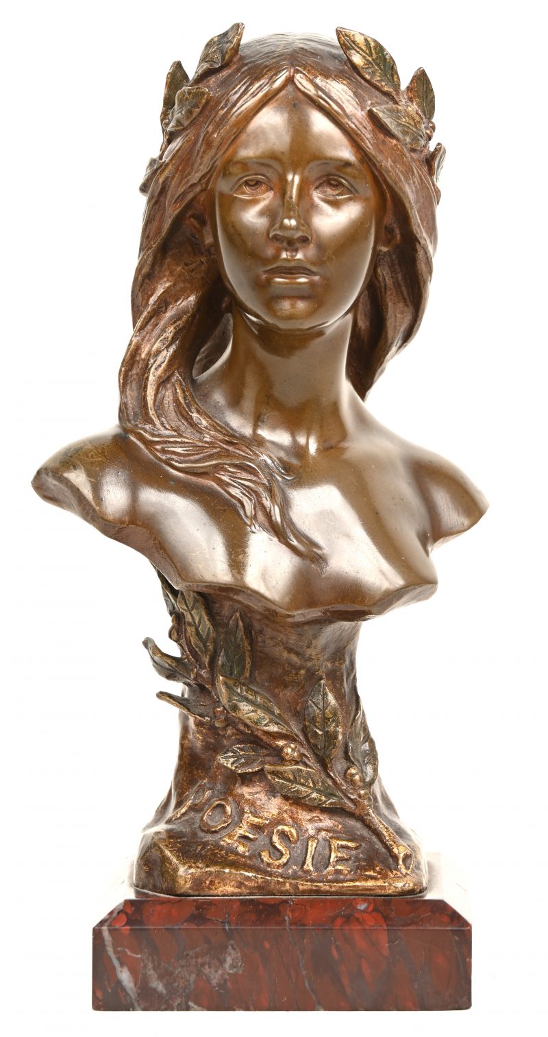 “Poesie” vooraan getiteld, bronzen borstbeeldje, gesigneerd achteraan “Henri Godet” met stempel “Societé des bronzes de Paris”, op marmer voet.