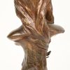 “Poesie” vooraan getiteld, bronzen borstbeeldje, gesigneerd achteraan “Henri Godet” met stempel “Societé des bronzes de Paris”, op marmer voet.