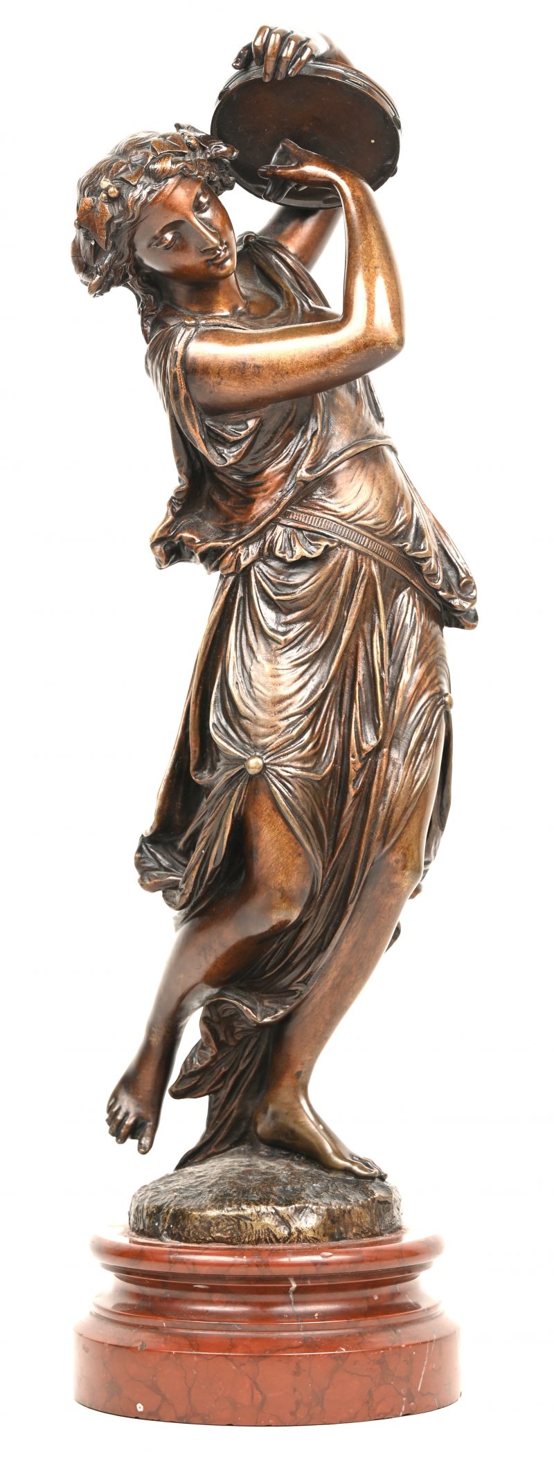 “Tambourine Girl” . Art Deco gepatineerd bronzen sculptuur van dansende vrouw met tamboerijn op marmeren voet, signatuur onderaan onleesbaar.