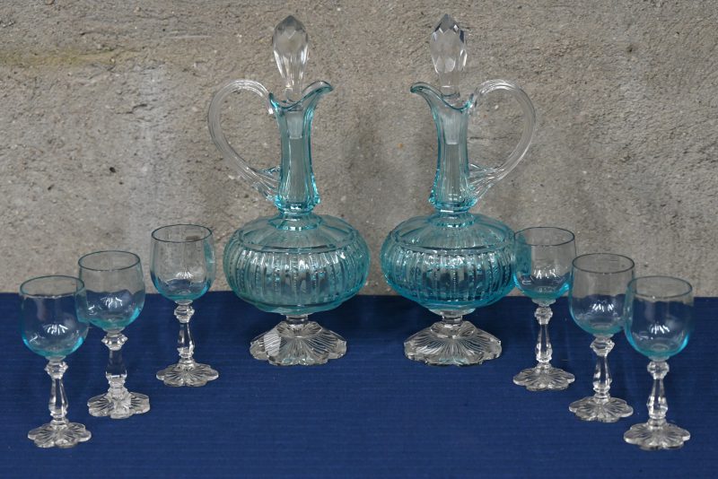 Een lot Boheems kristal met lichtblauwe tint, bestaande uit 2 karaffen en 6 liqueur glaasjes.