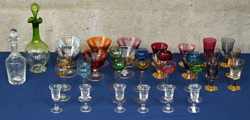 Een lot van 36 stuks, divers gekleurd glaswerk. Bestaande uit 34 glazen en 2 karafjes.