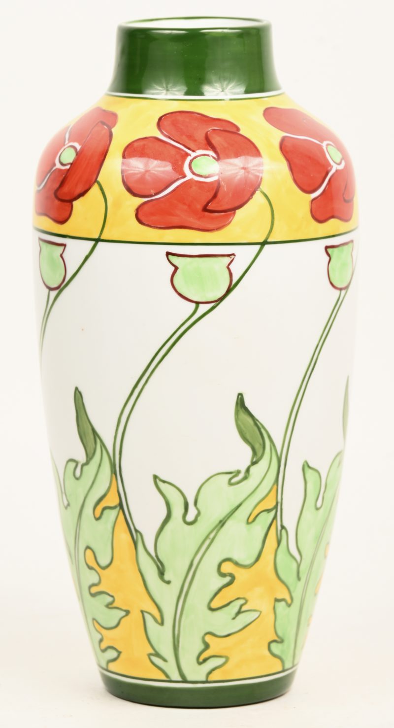 Art-Nouveau porseleinen vaas met bloemdecor. Onderaan gemerkt.