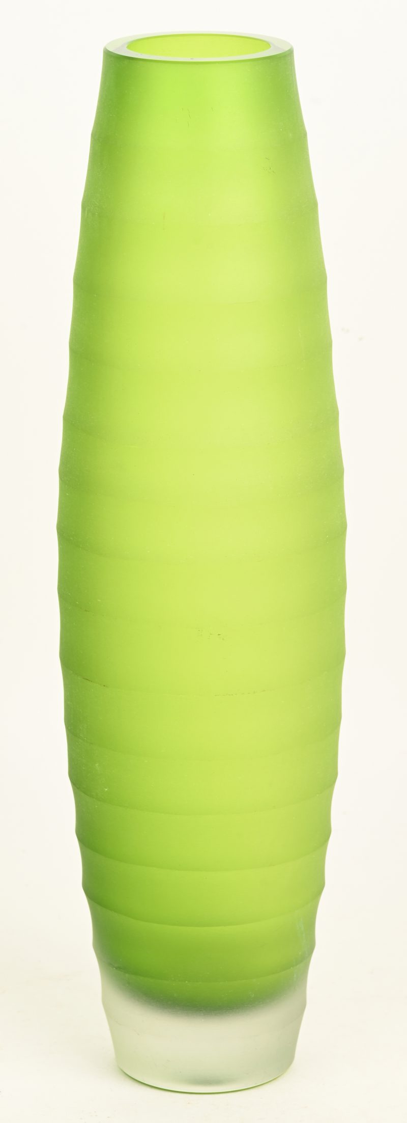 Een groene slanke glaspasta vaas.